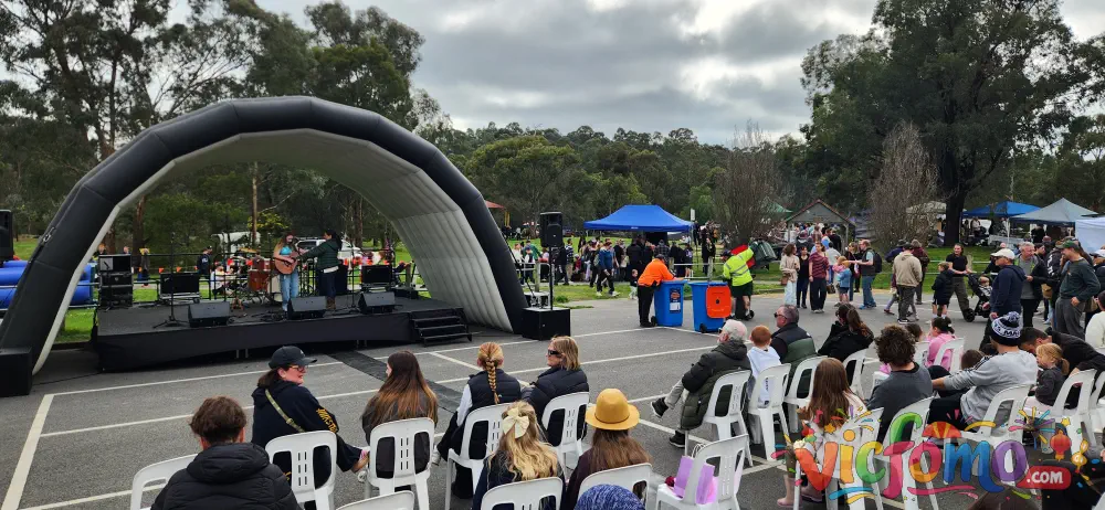 Hurstbridge  Wattle  Festival  Live  Music  Audience  Seated  Park