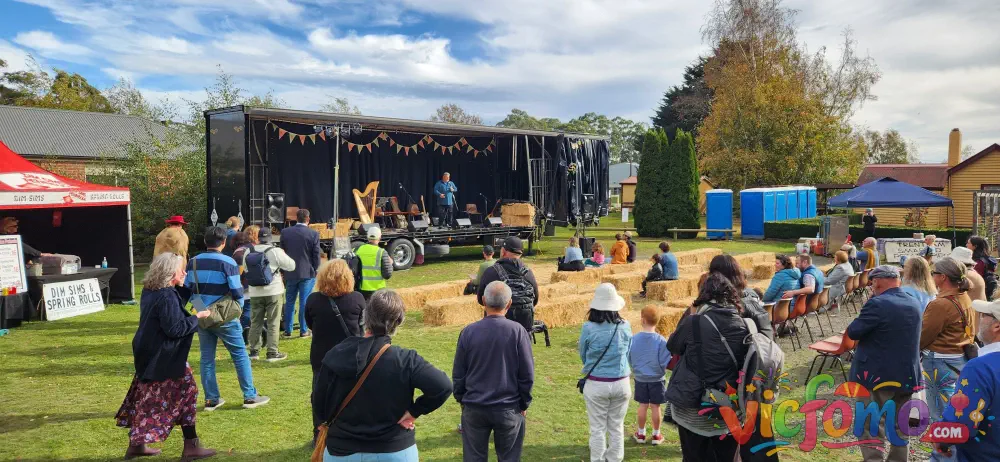 Trentham  Spudfest  Stage  Performance  Hay  Bales  Audience